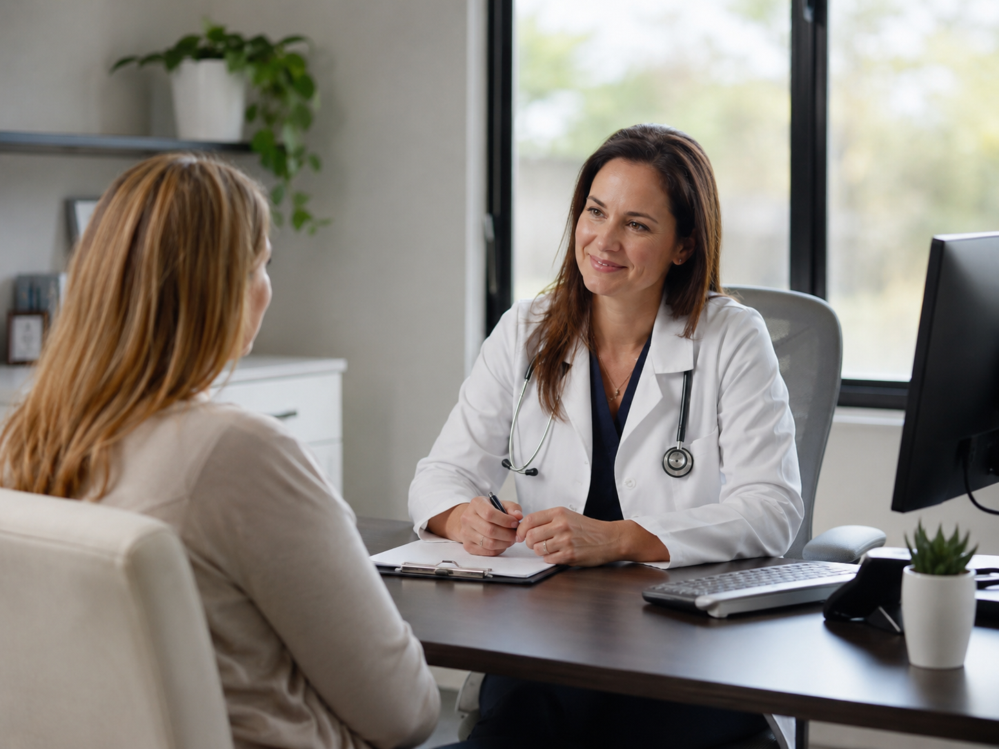 Médica conversando com uma paciente durante consulta